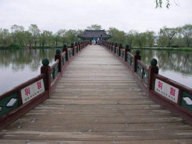 抱龍亭へと続く橋